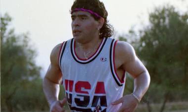 DIEGO MARADONA, MICHAEL JORDAN Y UNA POSTAL QUE DEJA UNA CERTEZA: LA GRANDEZA DE LOS GIGANTES