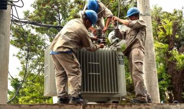 MIRAFLORES: DE CARA AL VERANO, SECHEEP MEJORA LA RED DE ENERGÍA ELÉCTRICA