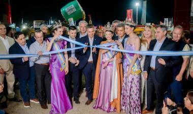 SÁENZ PEÑA: EL GOBERNADOR ZDERO INAUGURÓ LA 31° FIESTA NACIONAL DEL ALGODÓN,