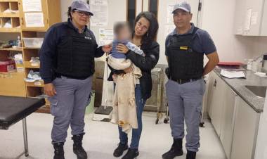 HÉROES POLICIAS SALVARON LA VIDA UN NIÑO QUE SE ESTABA AHOGANDO