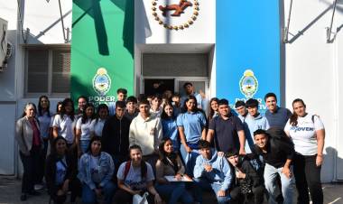 EL PODER LEGISLATIVO Y LA ESCUELA: INSTITUCIÓNES EDUCATIVO DEL INTERIOR PROVINCIAL VISITARON EL RECINTO DE SESIONES
