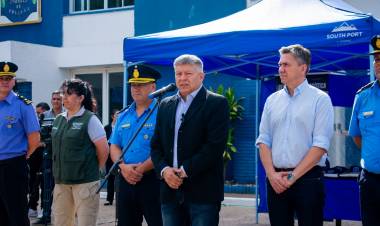EL GOBIERNO PROVINCIAL ENTREGÓ UNIFORMES PARA LOS ALUMNOS DE LA ESCUELA DE POLICIA