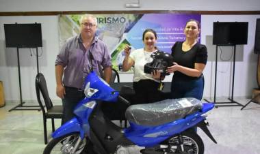 EL MUNICIPIO DE VILLA ÁNGELA ENTREGA UNA MOTOCICLETA A EMPLEADA MUNICIPAL GANADORA DEL SORTEO POR EL DÍA DEL EMPLEADO MUNICIPAL