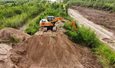VIALIDAD PROVINCIAL TRABAJA EN REENCAUZAR EL RÍO BERMEJO A LA ALTURA DE PUERTO LAVALLE