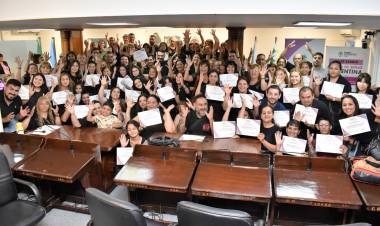 POR UNA COMUNICACIÓN MÁS INCLUSIVA: ALUMNOS RECIBIERON SUS CERTIFICADOS DEL TALLER DE LENGUAJE DE SEÑAS 