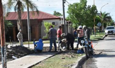 VILLA ÁNGELA: INTENDENTE PAPP SUPERVISÓ LA CONSTRUCCIÓN DE VEREDAS EN LA PLAZA DEL BARRIO CÁMARA DE COMERCIO