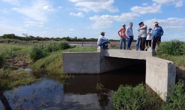 MESÓN DE FIERRO: LA APA, VIALIDAD PROVINCIAL Y CONSORCIOS CAMINEROS COMPLETARON TRABAJOS DE MANTENIMIENTO DEL CANAL RURAL