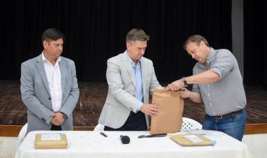 QUITILIPI: EL GOBERNADOR ZDERO ENCABEZÓ LA APERTURA DE SOBRES DE LA LICITACIÓN PARA LA REPAVIMENTACIÓN DE ACCESOS A LA CIUDAD