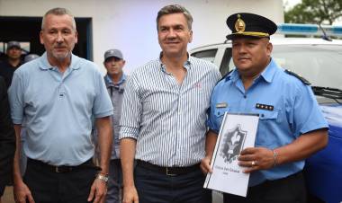 CONCEPCIÓN DEL BERMEJO: EL GOBERNADOR ZDERO ENTREGÓ PATRULLERO Y UNIFORMES PARA EL PERSONAL DE LA COMISARÍA