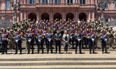 MILEI CANTÓ CON LOS GRANADEROS Y PIDIÓ: "POR FAVOR NO HUYAN DE MÍ"