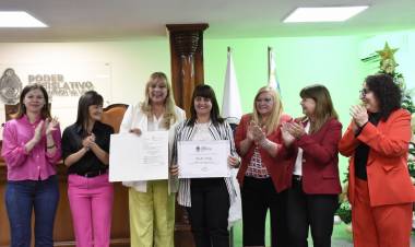 LA VICEGOBERNADORA SCHNEIDER ACOMPAÑÓ EL RECONOCIMIENTO A MUJERES, EN VÍSPERAS AL 41° ANIVERSARIO DEL RETORNO DE LA DEMOCRACIA