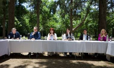 FOTO Y MENSAJE DE UNIDAD DEL PERONISMO: "HAY QUE ENFRENTAR CON RESPONSABILIDAD EL DESASTRE QUE ESTÁ HACIENDO MILEI"