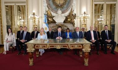 LO QUE NO SE VIO DE LA AUTOCELEBRACIÓN DE JAVIER MILEI: LA INTIMIDAD DE LA GRABACIÓN, LOS DATOS FALSOS Y EL SHOW DEL BALCÓN