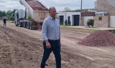 LA MUNICIPALIDAD DE VILLA ÁNGELA CONTINÚA CON LA COLOCACIÓN DE RIPIO EN CALLE LOS ANDES