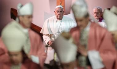 EN FRANCIA, EL PAPA FRANCISCO PIDE POR LA PAZ 