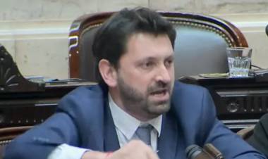 LA FURIA DE LOS RADICALES “SIN PELUCA” POR LA FOTO DEL BLOQUE UCR CON MILEI: “ARRASTRADOS COMO GUSANOS”