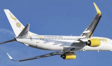 MOMENTOS DE TERROR EN UN VUELO CON EGRESADOS: FALLAS EN EL MOTOR Y ATERRIZAJE DE EMERGENCIA
