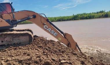 EL GOBIERNO PROVINCIAL TRABAJA PARA REENCAUZAR EL ESCURRIMIENTO DEL RÍO BERMEJO Y EVITAR EROSIÓN DE LA COSTA CHAQUEÑA