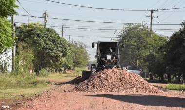 EL INTENDENTE ADALBERTO PAPP SUPERVISA EL VERTIDO DE RIPIO EN CALLE JORGE GUEVARA