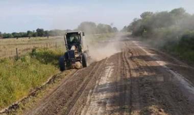 MEJORAMIENTO DE CAMINOS: EL GOBIERNO PROVINCIAL TRABAJA EN DISTINTOS PARAJES DEL INTERIOR