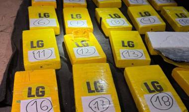 LA POLICÍA DEL CHACO Y GENDARMERÍA NACIONAL, LOGRARON EL SECUESTRO DE MÁS DE 22 KG DE COCAÍNA DE MÁXIMA PUREZA, LUEGO DE UNA PERSECUCIÓN