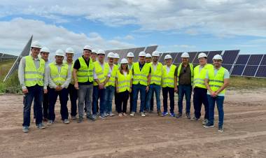 VILLA ÁNGELA: EL GOBERNADOR ZDERO SUPERVISÓ LA OBRA DE UN NUEVO COMPLEJO SOLAR EN LA PROVINCIA