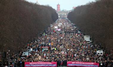 MASIVA PROTESTA EN BERLÍN CONTRA EL GIRO POLÍTICO A LA EXTREMA DERECHA