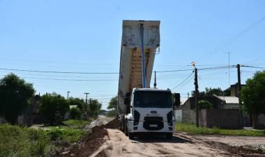 AVANZAN LOS TRABAJOS DE RIPIADO EN LA CALLE GARABATOS PARA MEJORAR LA CONECTIVIDAD EN EL BARRIO 100 VIVIENDAS 