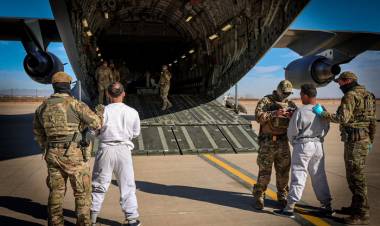 PRIMER VUELO A GUANTÁNAMO DE MIGRANTES ARRESTADOS 