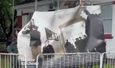 EL GOBIERNO ARRANCÓ UNA GIGANTOGRAFÍA DE NÉSTOR KIRCHNER BAJANDO EL CUADRO DE VIDELA