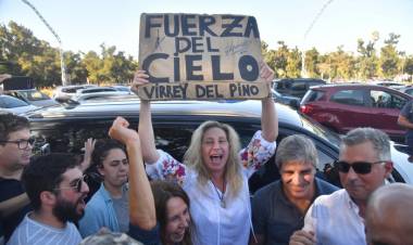 OPERATIVO DISTRACCIÓN: KARINA MILEI Y "TOTO" CAPUTO, DE VISITA POR PALERMO