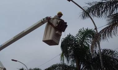 LAS CUADRILLAS DE ALUMBRADO PUBLICO DEL MUNICIPIO CONTINUAN REALIZANDO TRABAJAOS DE MEJORA EN LA ILUMINACION 