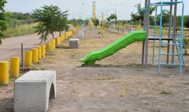 VILLA ÁNGELA: EL MUNICIPIO REALIZA LA INSTALACION DE BANCOS ANTIVANDÁLICOS Y RIPIO EN EL TOTEM 