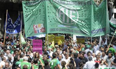 TRABAJADORES ESTATALES MARCHAN CONTRA EL DESGUACE DE CAPITAL HUMANO