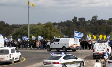 HAMAS ENTREGÓ A ISRAEL LOS CUERPOS DE LA FAMILIA BIBAS