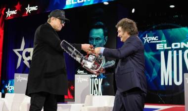 MILEI SE REUNIÓ CON SU ÍDOLO ELON MUSK Y LE REGALÓ UNA MOTOSIERRA