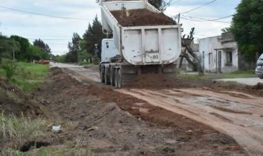 LA MUNICIPALIDAD DE VILLA ÁNGELA AVANZA CON TRABAJOS DE RELLENO EN LA CALLE CHACABUCO Y OBRAS DE MANTENIMIENTOS EN DIFERENTES BARRIOS