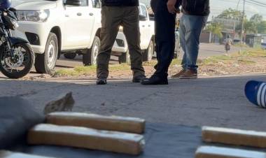 CON 15 PANES DE MARIHUANA INTENTÓ ESCAPAR, PERO LOS EFECTIVOS DE ANTINARCÓTICOS LO ATRAPARON