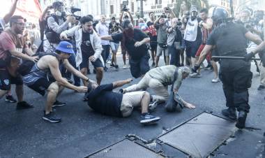 SE SUMAN MÁS HINCHADAS DE FÚTBOL PARA MARCHAR JUNTO A JUBILADOS