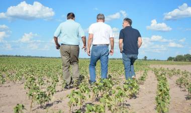 ANTE LA SEQUÍA: EL GOBERNADOR ZDERO ACOMPAÑA EL DOLOR DEL CAMPO CHAQUEÑO