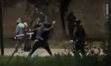 VIOLENCIA EN EL FÚTBOL: TRES HERIDOS EN UN TIROTEO ENTRE FACCIONES DE SARMIENTO