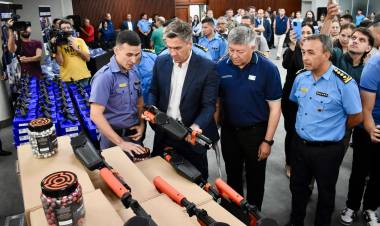 EL GOBERNADOR ZDERO ENTREGÓ EQUIPAMIENTO, PRESENTÓ LA UNIDAD CICLISTA DE ACCIÓN RÁPIDA Y LAS ARMAS NO LETALES