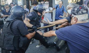 EL GOBIERNO LES PROHIBIÓ EL INGRESO A  ESTADIOS DE FÚTBOL A 26 PERSONAS QUE PARTICIPARON EN LA MARCHA DE LOS JUBILADOS