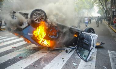 LA JUEZA ORDENÓ DOS DETENCIONES POR EL INCENDIO DEL INSÓLITO PATRULLERO ABANDONADO