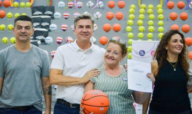 EL GOBERNADOR ZDERO ENTREGÓ ELEMENTOS DEPORTIVOS A ESCUELAS DE LA REGIONAL 10: ”EL DEPORTE CUMPLE UN ROL FUNDAMENTAL EN LA FORMACIÓN DE LAS PERSONAS"- AFIRMÓ