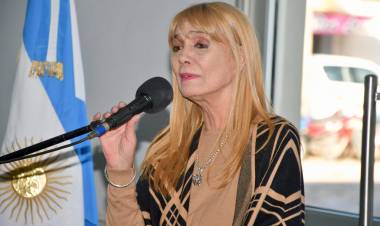 JUAN J. CASTELLI: EL GOBERNADOR ZDERO ENTREGÓ HOY AMBULANCIAS PARA HOSPITALES DE EL IMPENETRABLE