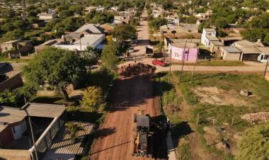 LA MUNICIPALIDAD DE VILLA ÁNGELA INICIÓ OBRAS DE PAVIMENTO EN CALLE TUCUMÁN CON RECURSOS PROPIOS