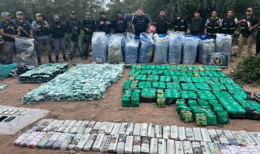 SECUESTRAN MÁS DE 900 KILOS DE HOJA DE COCA Y DETIENEN A SIETE PERSONAS