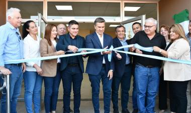 HOSPITAL DE SAN BERNARDO: EL GOBERNADOR ZDERO INAUGURÓ LAS REFACCIONES INTEGRALES. ADEMÁS, ENTREGÓ AMBULANCIAS Y UNA CAMIONETA