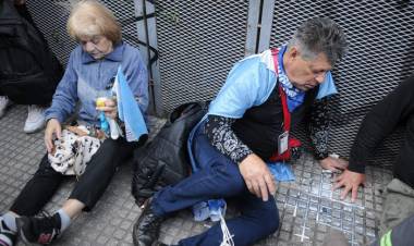 PARA NO PERDER LA COSTUMBRE, LA FEDERAL VOLVIÓ A REPRIMIR A LOS JUBILADOS